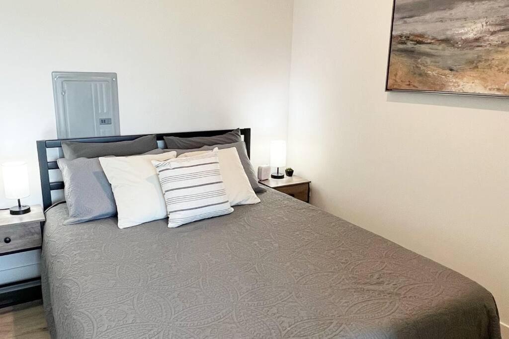 Studio Apartment, Queen Bed, Wifi, Kitchen, Washer & Dryer In ชาร์ล็อต ภายนอก รูปภาพ
