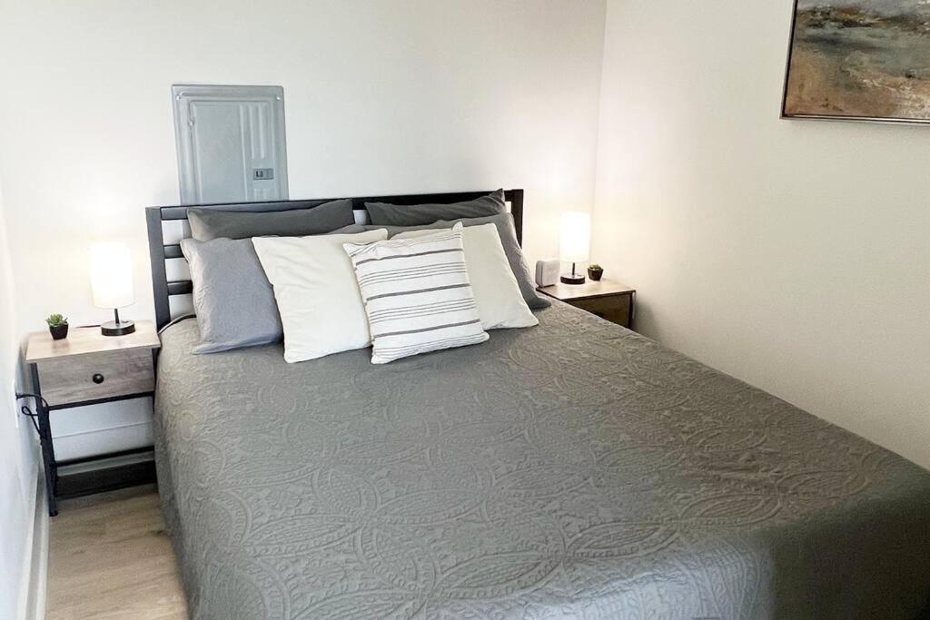 Studio Apartment, Queen Bed, Wifi, Kitchen, Washer & Dryer In ชาร์ล็อต ภายนอก รูปภาพ