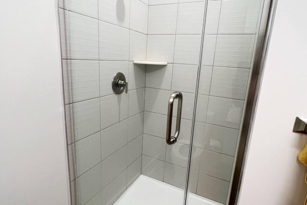 Studio Apartment, Queen Bed, Wifi, Kitchen, Washer & Dryer In ชาร์ล็อต ภายนอก รูปภาพ