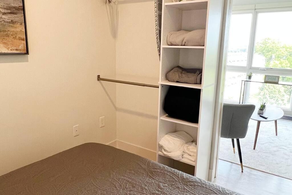 Studio Apartment, Queen Bed, Wifi, Kitchen, Washer & Dryer In ชาร์ล็อต ภายนอก รูปภาพ