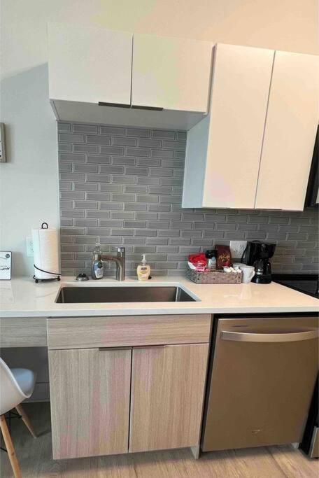 Studio Apartment, Queen Bed, Wifi, Kitchen, Washer & Dryer In ชาร์ล็อต ภายนอก รูปภาพ